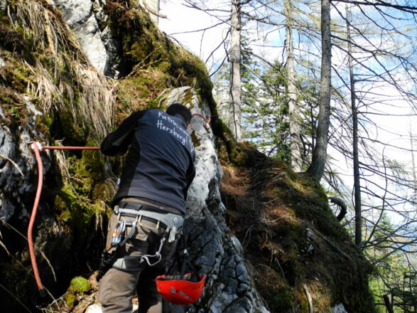Auch die Sicherungsseile beim Zustieg werden laufend kontrolliert (23.4.2014).