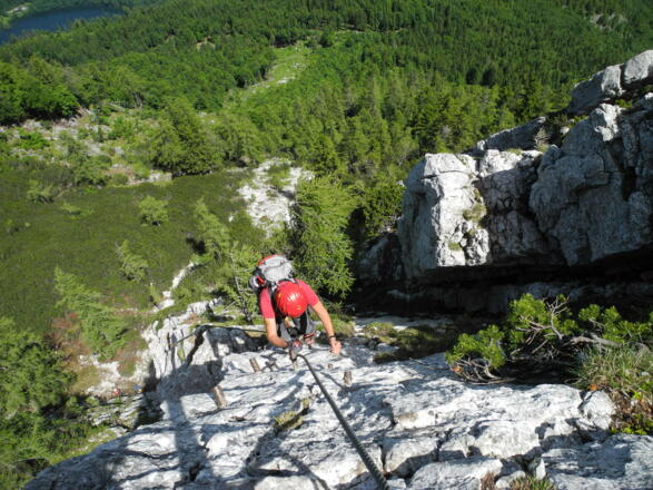 Der Kante entlang - links unten Kletterer beim Einstieg