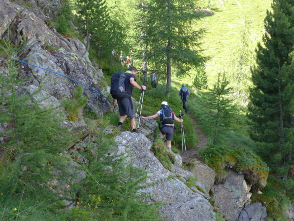Kurze abgesicherte Wegpassage