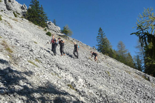 Am alten Pfad unter den Felsabhängen des Hochsengs