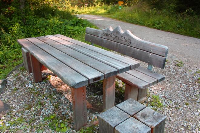 Rastplatz mit SalzAlpenSteig-Bankerl