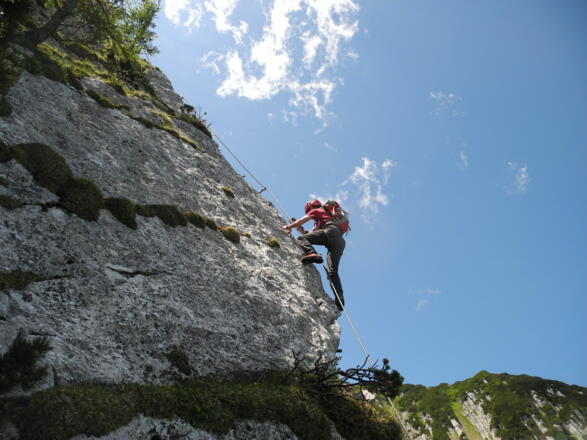 Luftig geht es an der Kante empor!