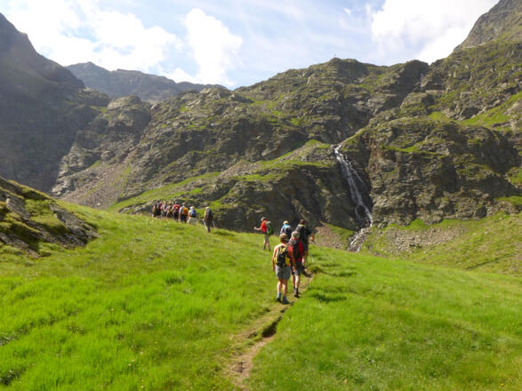Hinter den Felsen mit dem Marterl liegt das Ziel