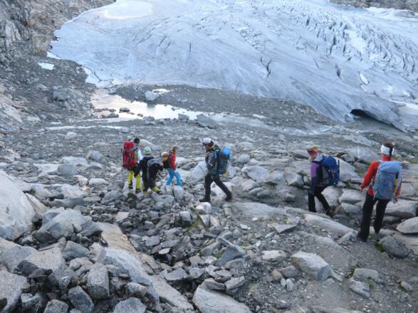 Abstieg zum Gletscher und Anseilplatz, weiter geht es dann weglos. 
