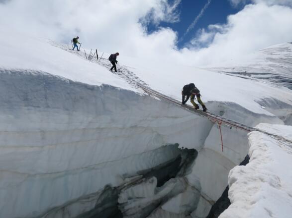 ... und weiterhin am Seil gesichert, kann man diese Passage einfach bewältigen und den Tiefblick genießen.