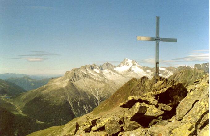 Gipfelkreuz des Weißen Beils, im Hintergrund der Hochgall