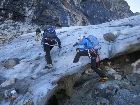 ... zuletzt über den hier ansetzenden, blanken Gletscher.