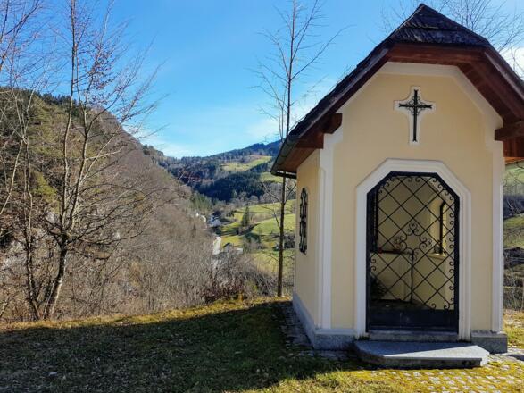 Fliegelsteiner Kapelle, dahinter Sicht auf den Ausgangspunkt