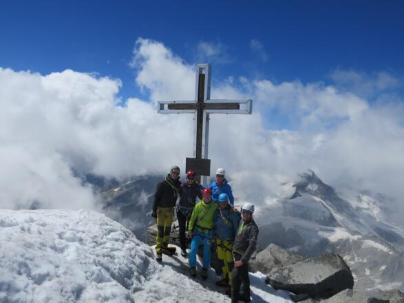 Blauer Himmel, weiße Wolken, strahlende Gesichter, bekreuzter Gipfel. Großvenediger.