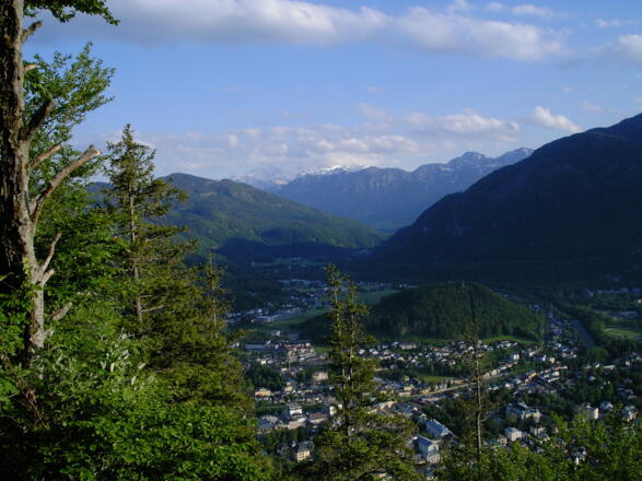 Blick vom Jainzen auf Bad Ischl, im Hintergrund der Dachstein