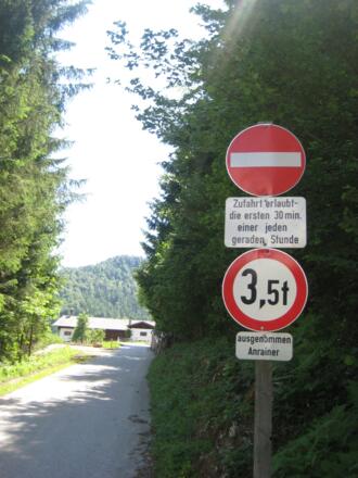 Schotterstraße - quasi für den allgemeinen Verkehr geöffnet (05.06.2011)