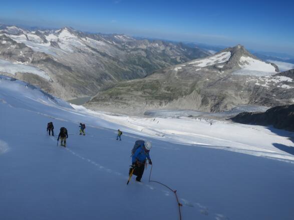 Als 3er und 4er-Seilschaft steigen wir über den wenig begangenen Gletscher auf. Hinten rechts der Keeskogel mit seinem Südgrat..