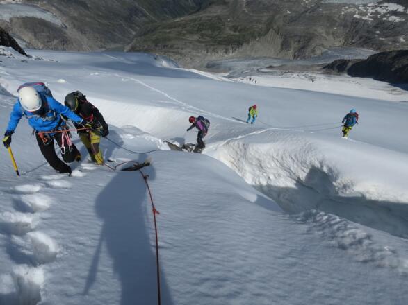 Über den Bergschrund unterhalb des Westgrates finden wir eine schmale Schneebrücke.