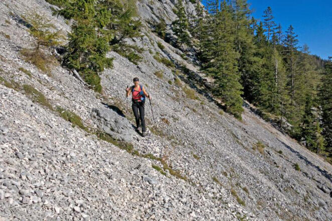 Am alten Pfad unter den Felsabhängen des Hochsengs