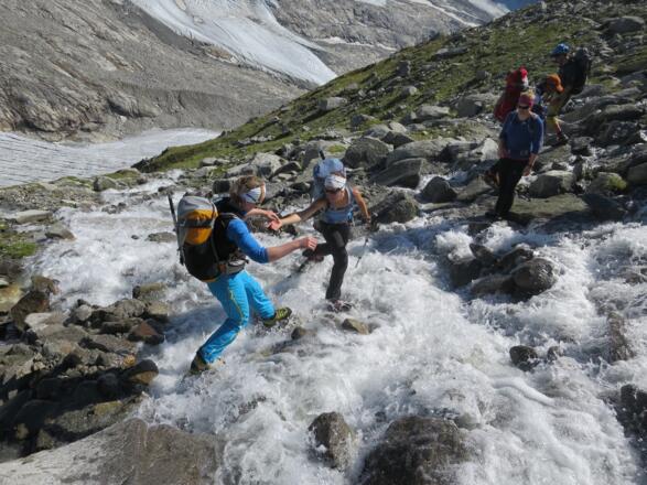 Eine Bachquerung erfordert schnelle und weite Schritte.