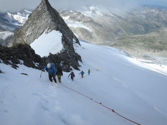 Über dem Bergschrund traversiert man noch ein Stück knapp unterhalb des Felsgrates bis zur Westgratscharte.