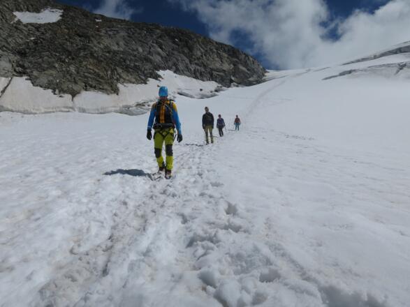 ... geht es über das nur mehr mäßig steile Obersulzbachkees weiter, ...