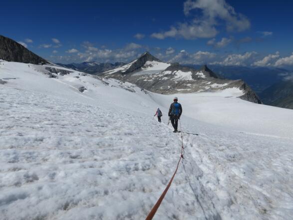... geradewegs auf den markanten Keeskogel zu. Am rechten Bildrand das Zwischensulzbachtörl (2917 m).