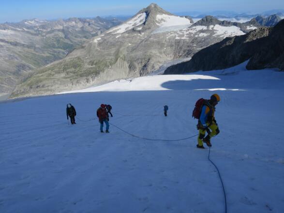 ... als Gletscherseilschaft weiter aufwärts.