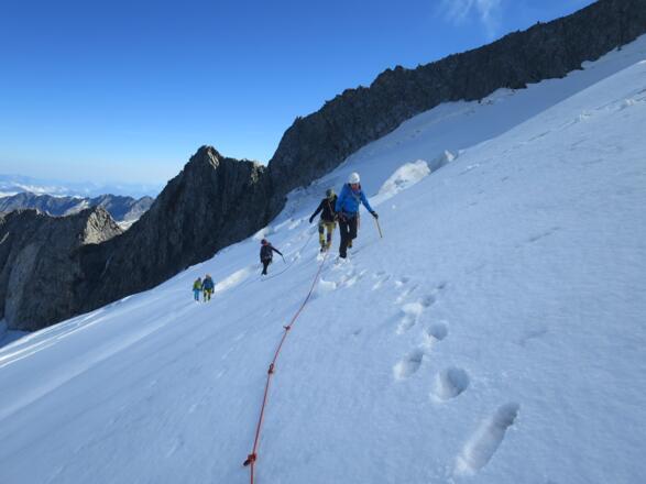 Hinten der Nordgrat auf den Großvenediger. In der Scharte links unten steigen die meisten Seilschaften in den Grat ein.