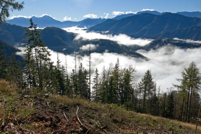 Windischgarsten im Nebel, am Horizont links der Große und der Kleine Pyhrgas