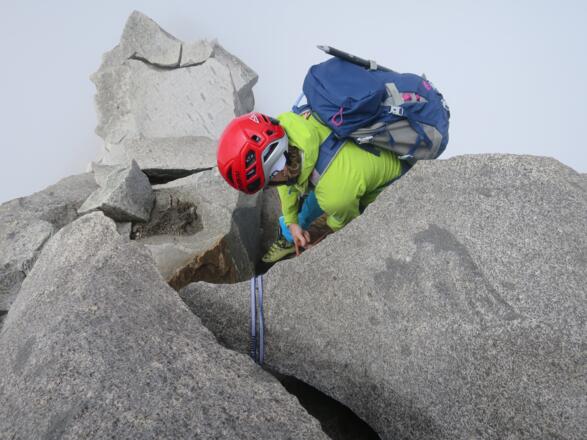 ... mit toller Struktur. Mittels Köpflschlingen können Fixpunkte zum Nachsichern hergestellt werden.