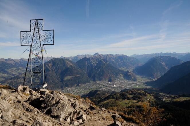 Am Gipfel der Mondspitze. Rund 1.400 Meter unterhalb breitet sich die Alpenstadt Bludenz aus, das Klostertal schlängelt sich Richtung Arlbergpass.