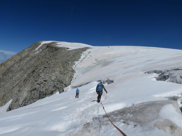 Spalten am Übergang von flach zu steil sind typisch auf Gletschern. Man ist froh, am Seil zu sein.