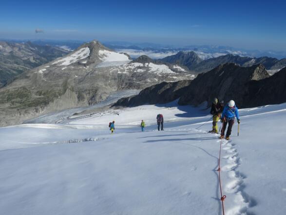 Blick zurück auf den bisherigen Anstieg. Hinten der Keeskogel.