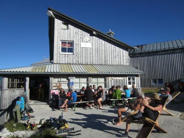 Nachmittags auf der Sonnenterrasse an der Simonyhütte