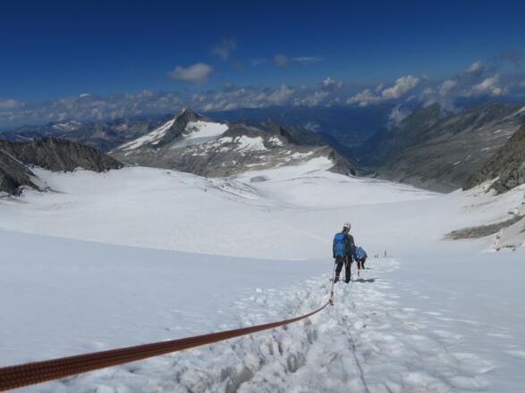 Der einzige Steilhang (30-35°) wird von einem ...