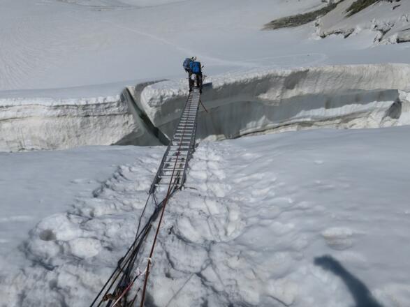... wurde eine lange Aluleiter installiert, um diesen wichtigen Anstieg auf den Großvenediger weiterhin zu ermöglichen.