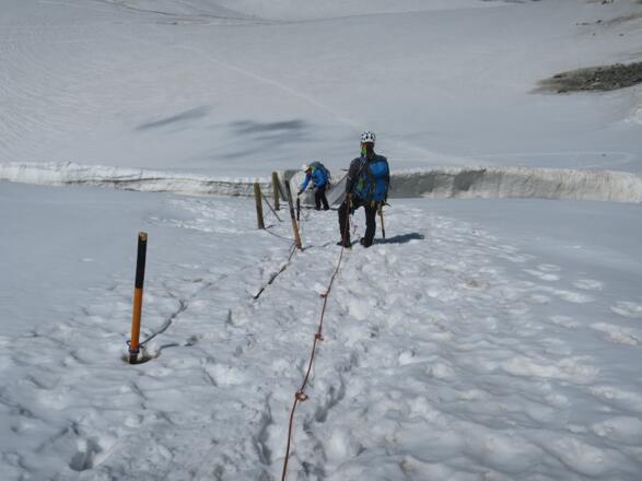 ... mächtigen Bergschrund durchzogen. Im Sommer 2015 ...