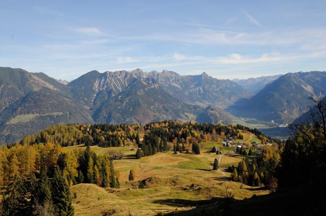 Das liebliche Hochplateau der Tschengla  ist Start- und  Endpunkt der Rundtour und beeindruckt im Herbst mit einem herrlichen Farbenspiel