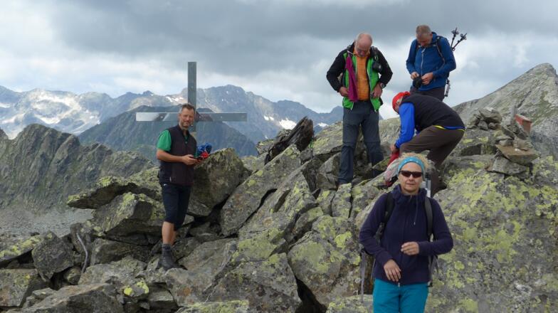 Am Gipfelkreuzdes Weißen Beils