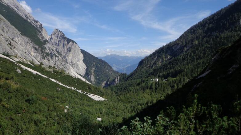 Blick hinunter ins Halltal