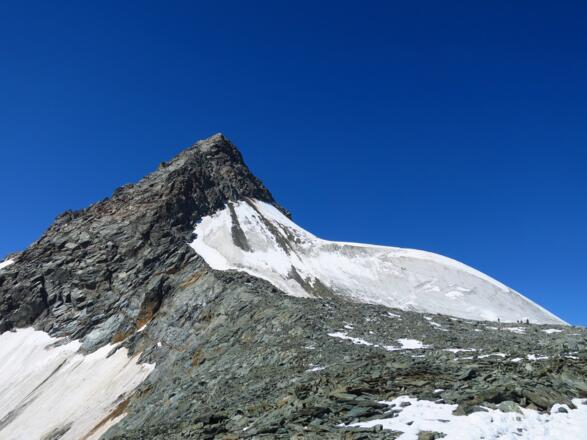 Ein Stück weiter oben. Hier sieht man bereits den starken Steinschlag aus dem Glocknerleitl. Denn man allerdings rechts (im Aufstiegssinne) ausweichen kann.