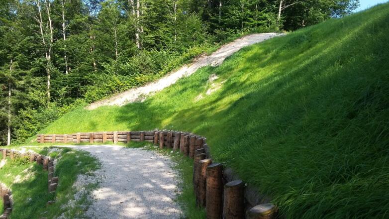 Das sanierte Gelände des Hangrutsches ist schon begrünt.