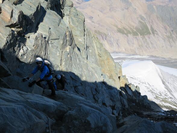 Blick von oben ins Glocknerleitl. Aufstieg links in den Felsen.