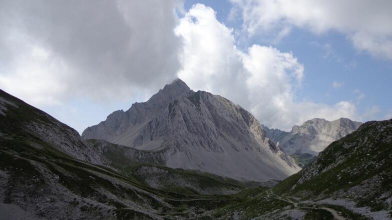Auf dem Weg zum Stempeljoch, in Bildmitte die Rumerspitze