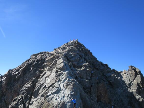 Der Großglockner, ganz unten im Bild die steile Schlüsselseillänge (UIAA III)