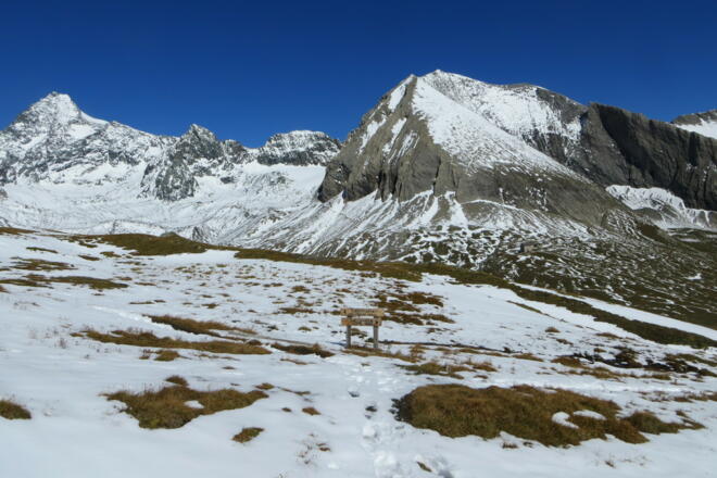vor der Abzweigung des leichteren Weges, im Hintergund Großglockner, rechts Schwerteck und darunter die Salmhütte, bei solchen Verhältnissen ist der leichte Weg vorzuziehen!!