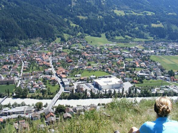 Rast auf der Märchenwiese mit Blick auf Zams.
