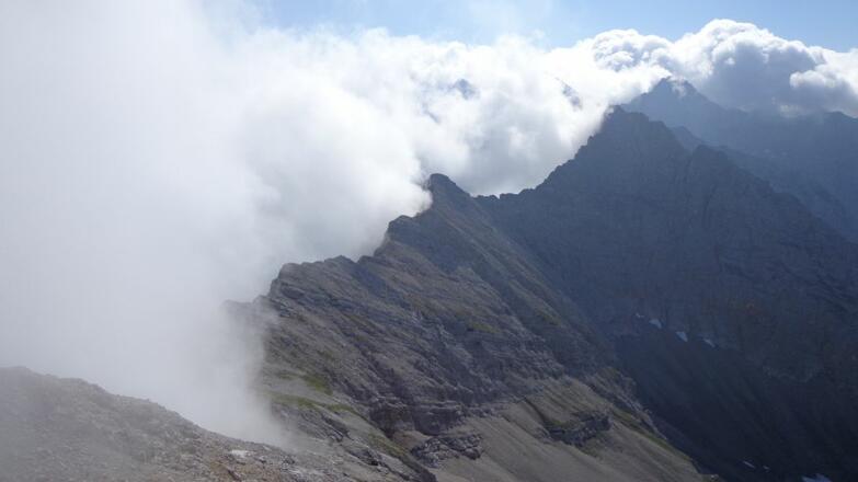 Blick Richtung Kaskarspitze, wer den Grat gehen möchte muss den III Schwierigkeitsgrad beherrschen.