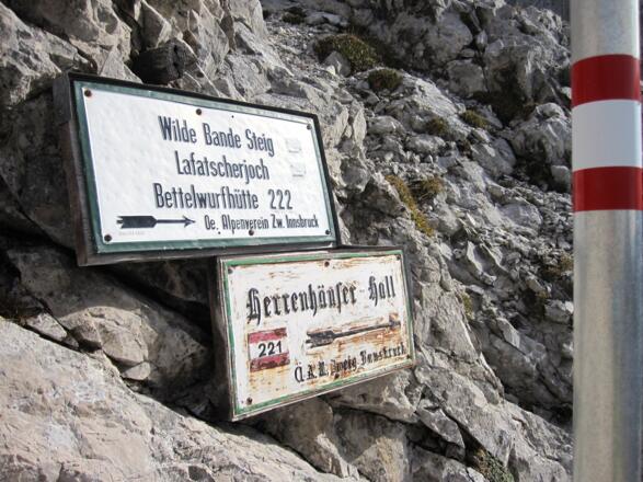alte Wegtafeln am Stempeljoch