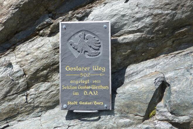 Wegtafel an der Hütte