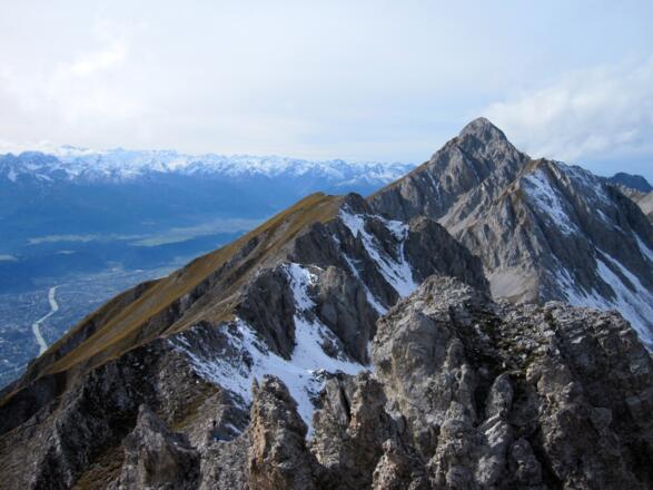 Blick zur Thaurerjochspitze und Rumerspitze