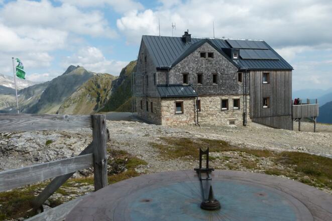 An der Hagener Hütte lässt sich mit der Panoramascheibe das umliegende Gebirgspanorama bestimmen