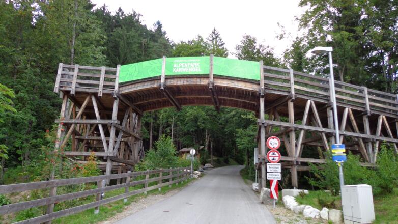 Großer gebührenfreier Parkplatz beim Eingang vom Halltal in Absam