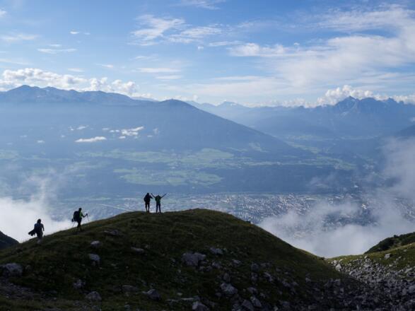 Am Südrand des Karwendels angekommen: Blick von der Arzler Scharte nach Süden übers Inntal auf Wipptal und ALpenhauptkamm